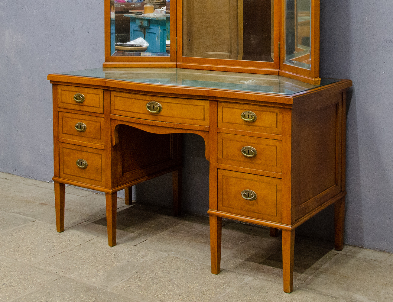 Антикварная туалетный стол в стиле модерн