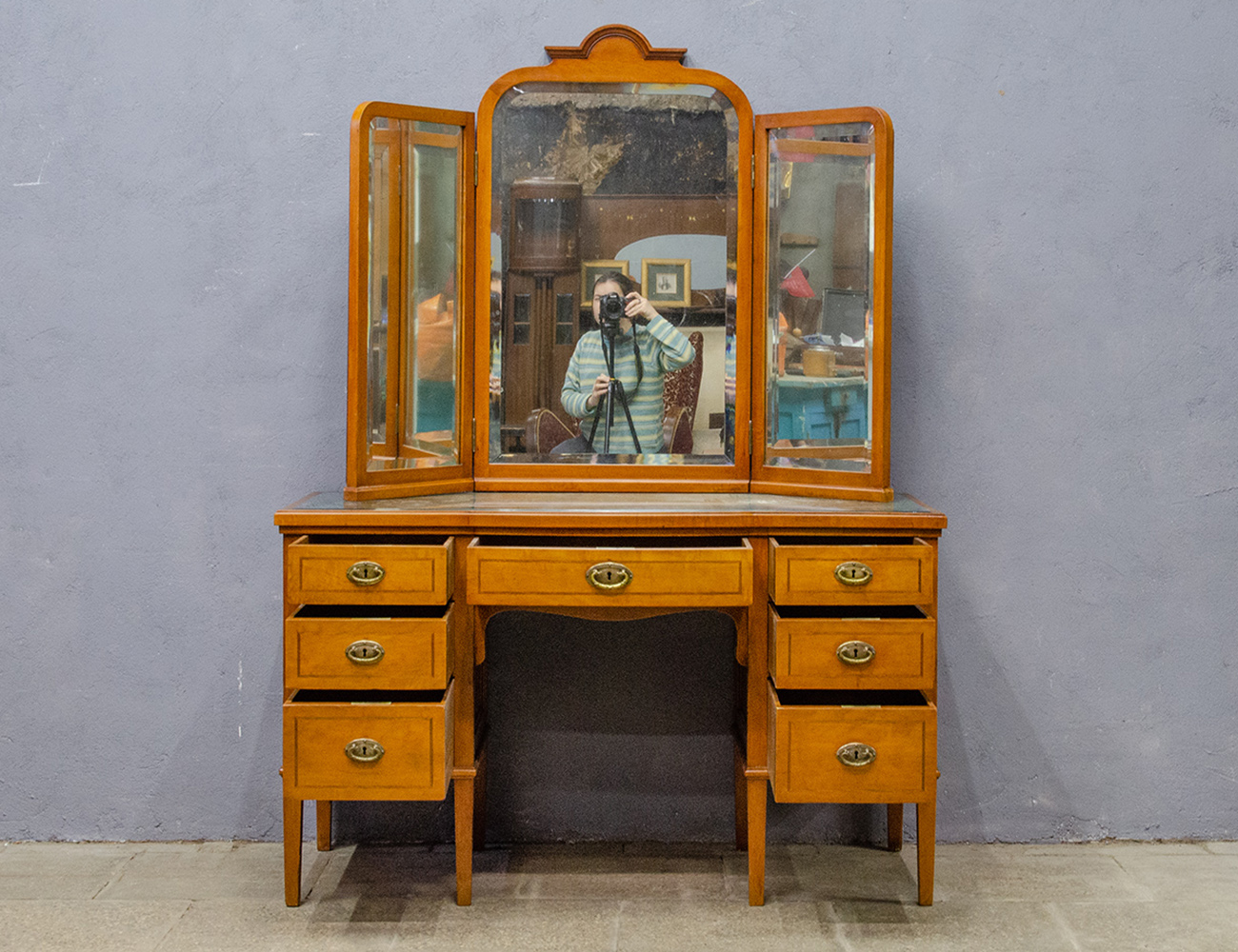 Антикварная туалетный стол в стиле модерн