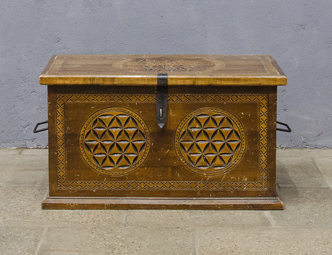 Старинный резной винный сундук