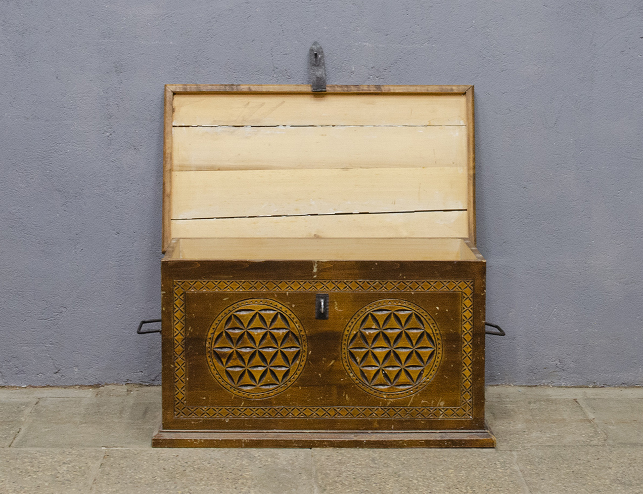 Старинный резной винный сундук