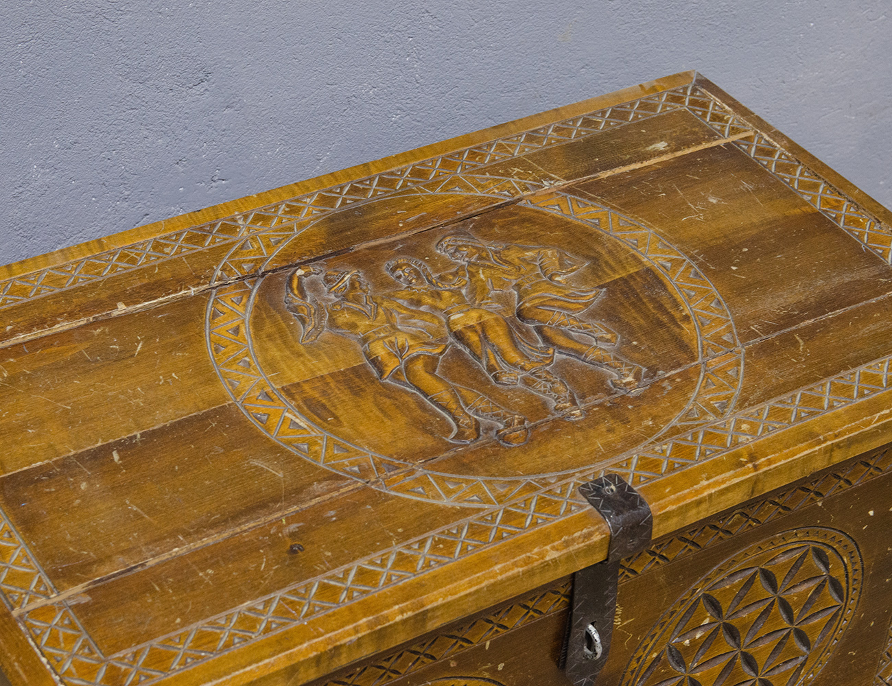 Старинный резной винный сундук