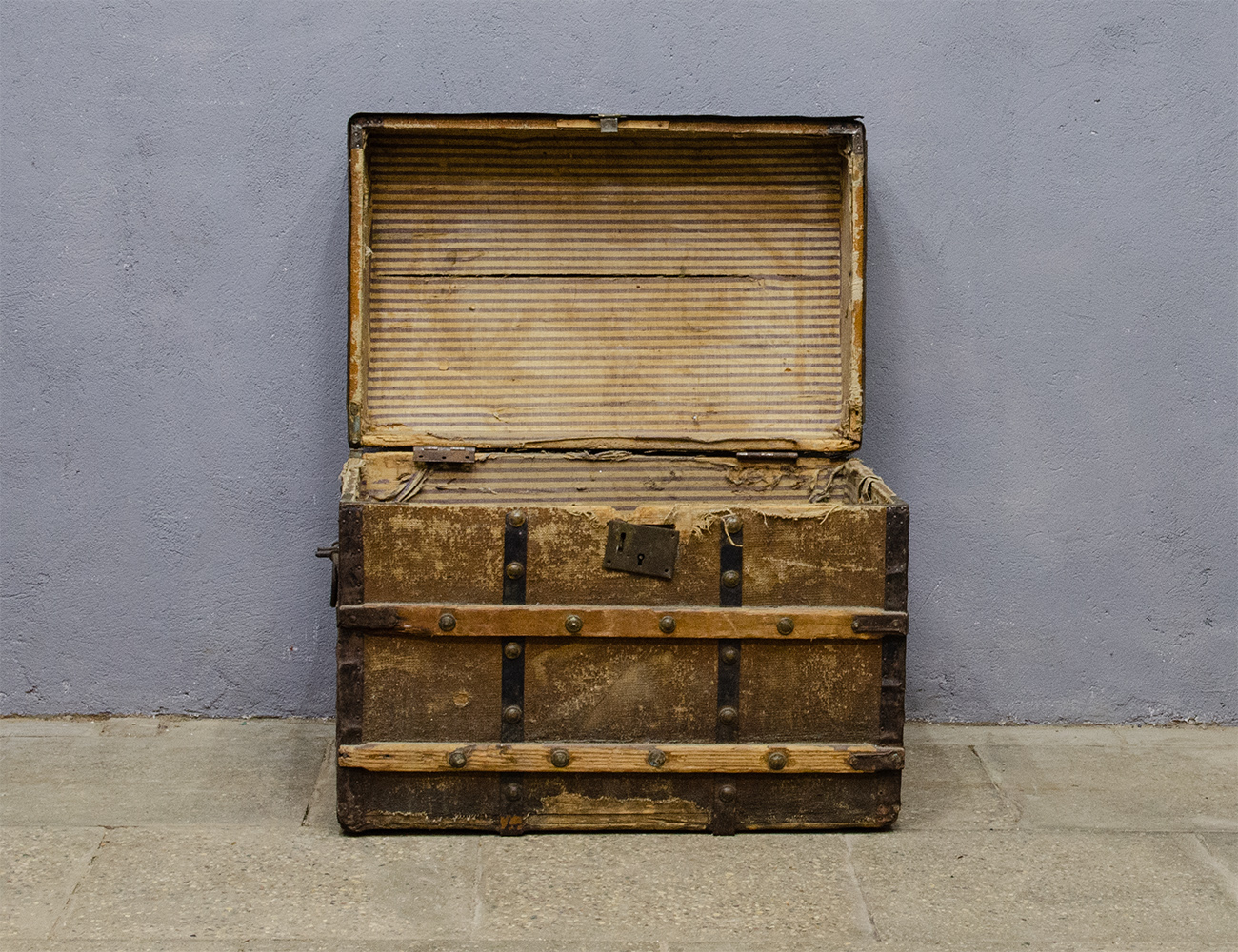 Антикварный каретный сундук