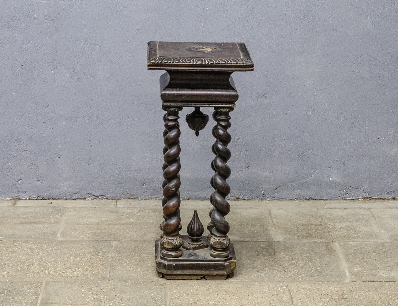 Антикварный пьедестал в стиле барокко