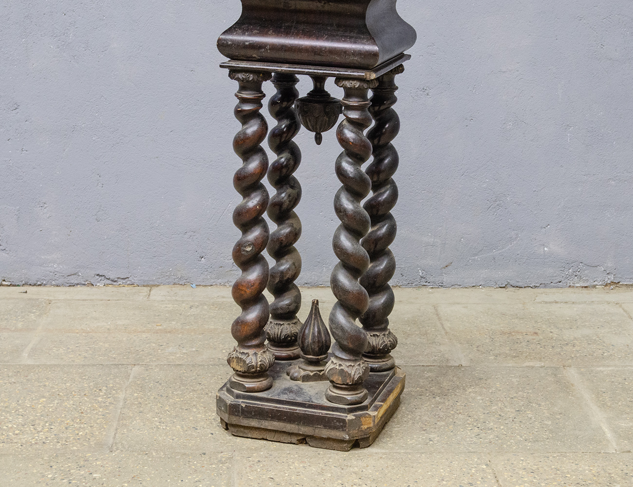 Антикварный пьедестал в стиле барокко