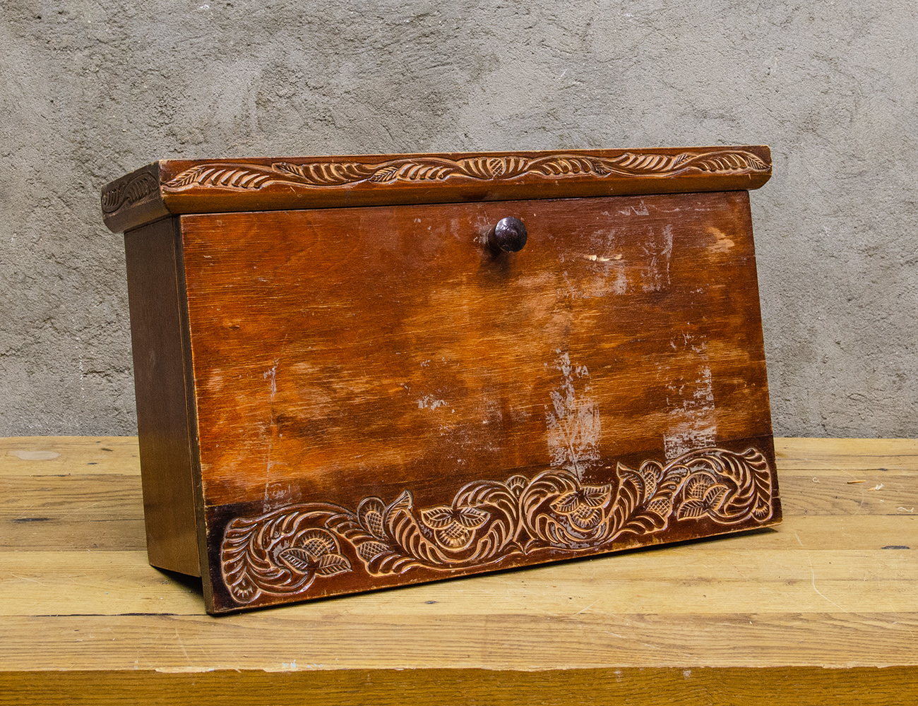 Навесной резной шкафчик в русском стиле