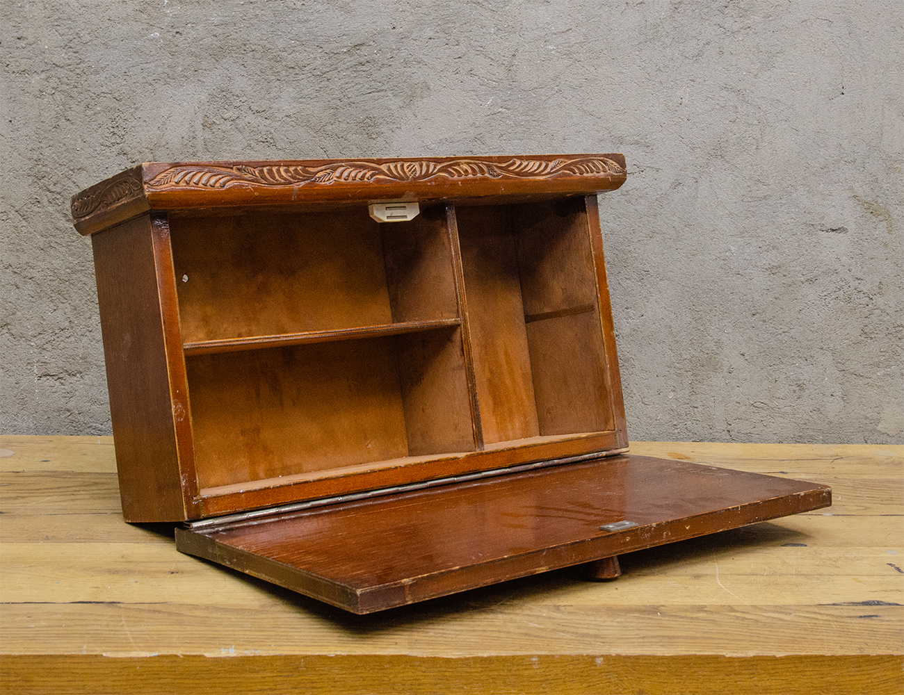 Навесной резной шкафчик в русском стиле