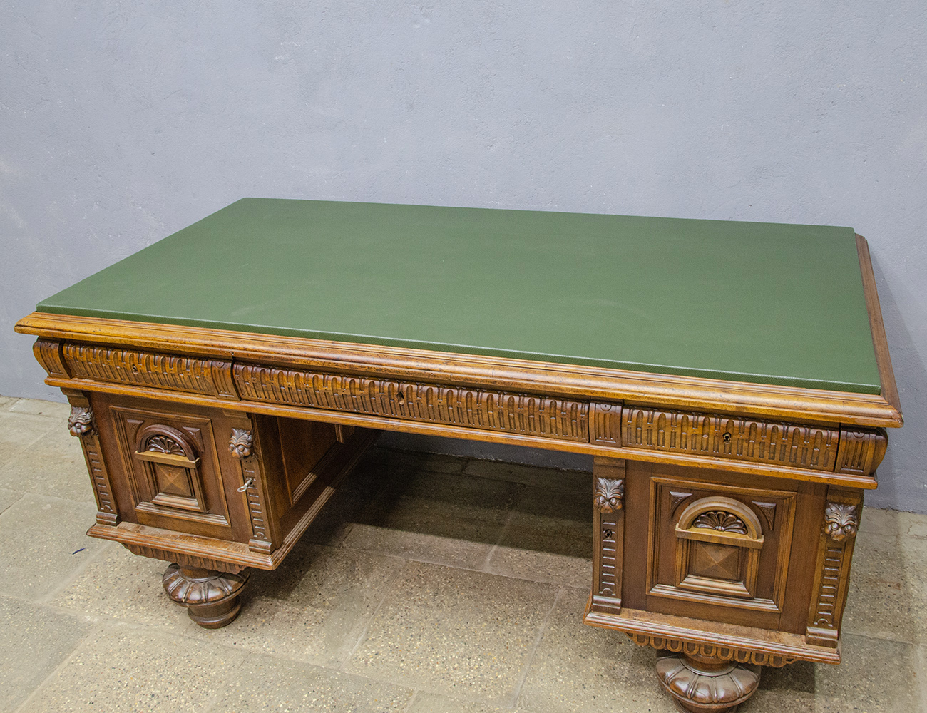 Дубовый письменный стол 19-го века
