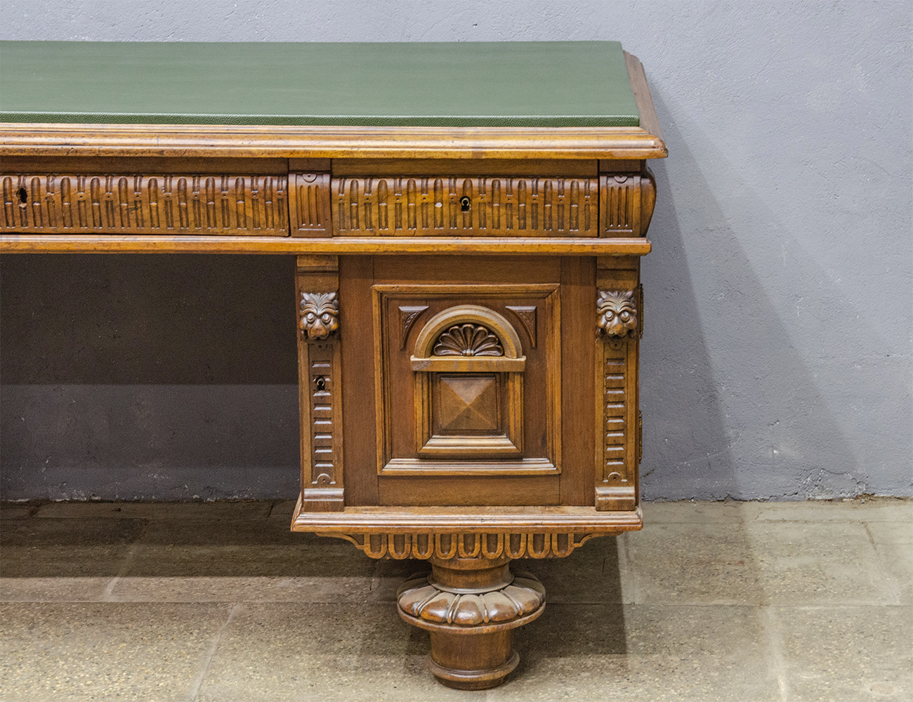 Дубовый письменный стол 19-го века