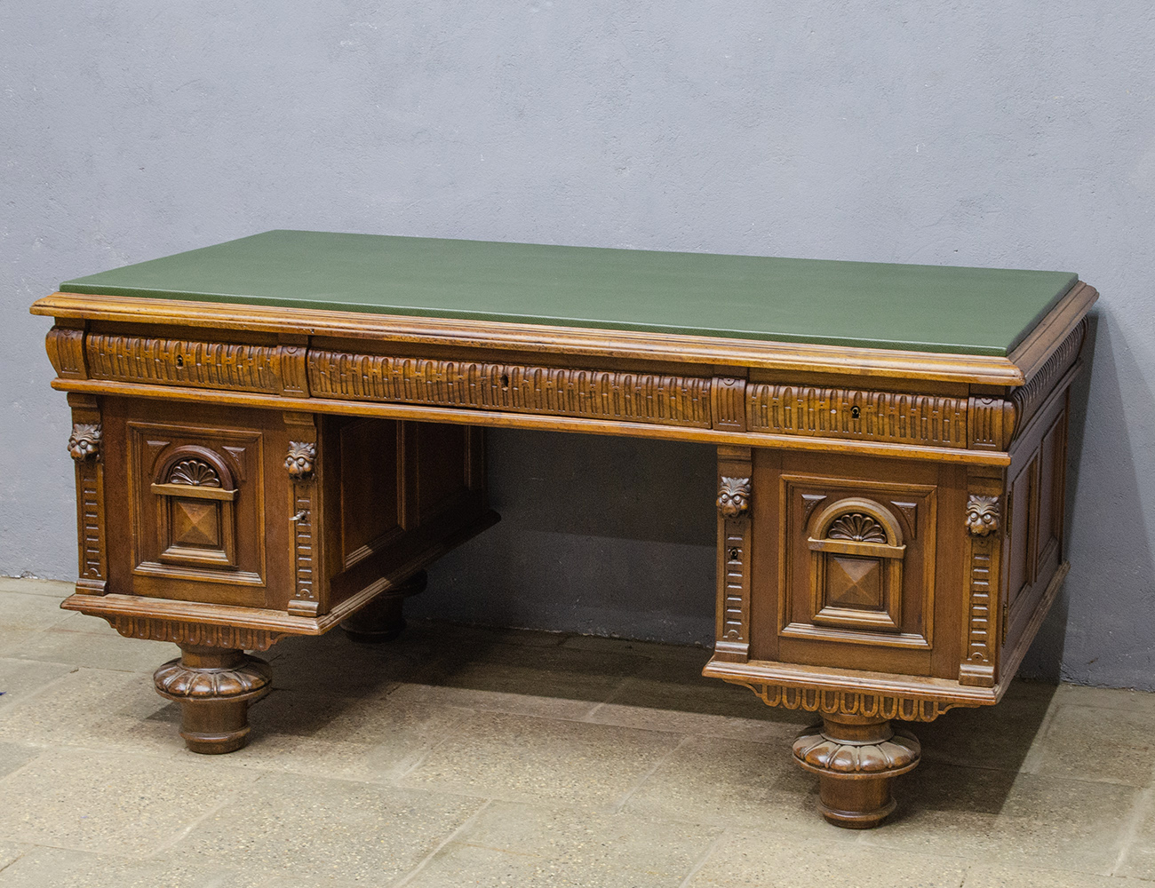 Дубовый письменный стол 19-го века