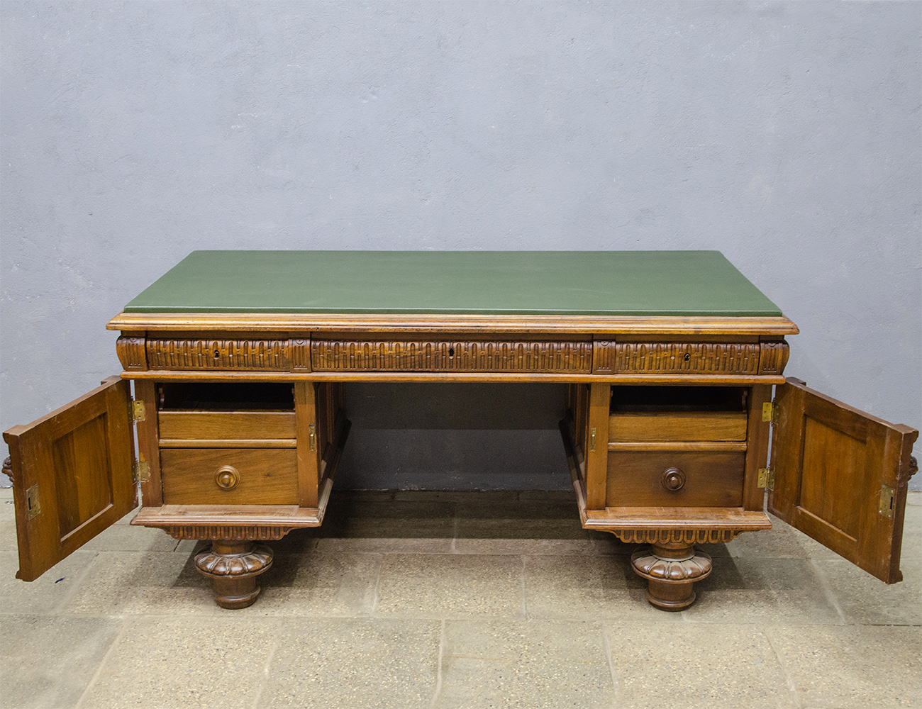 Дубовый письменный стол 19-го века