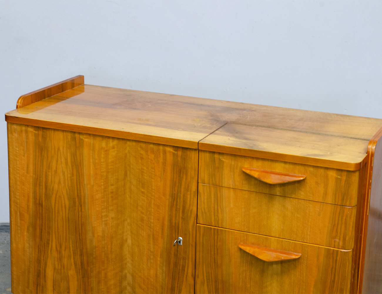 Винтажная ореховая тумба для проигрывателя, Tatra