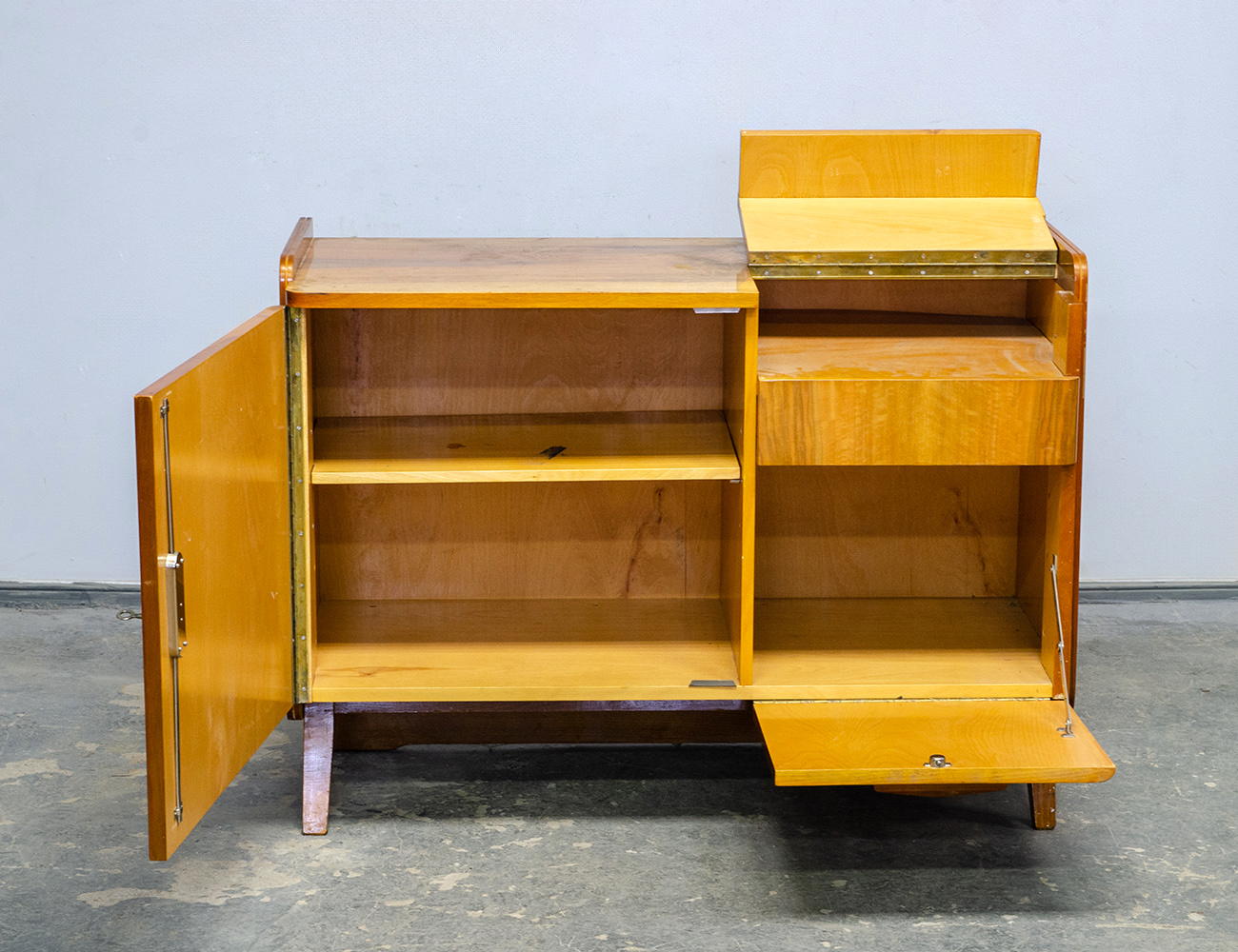 Винтажная ореховая тумба для проигрывателя, Tatra