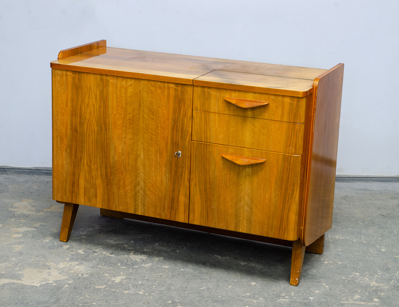 Винтажная ореховая тумба для проигрывателя, Tatra