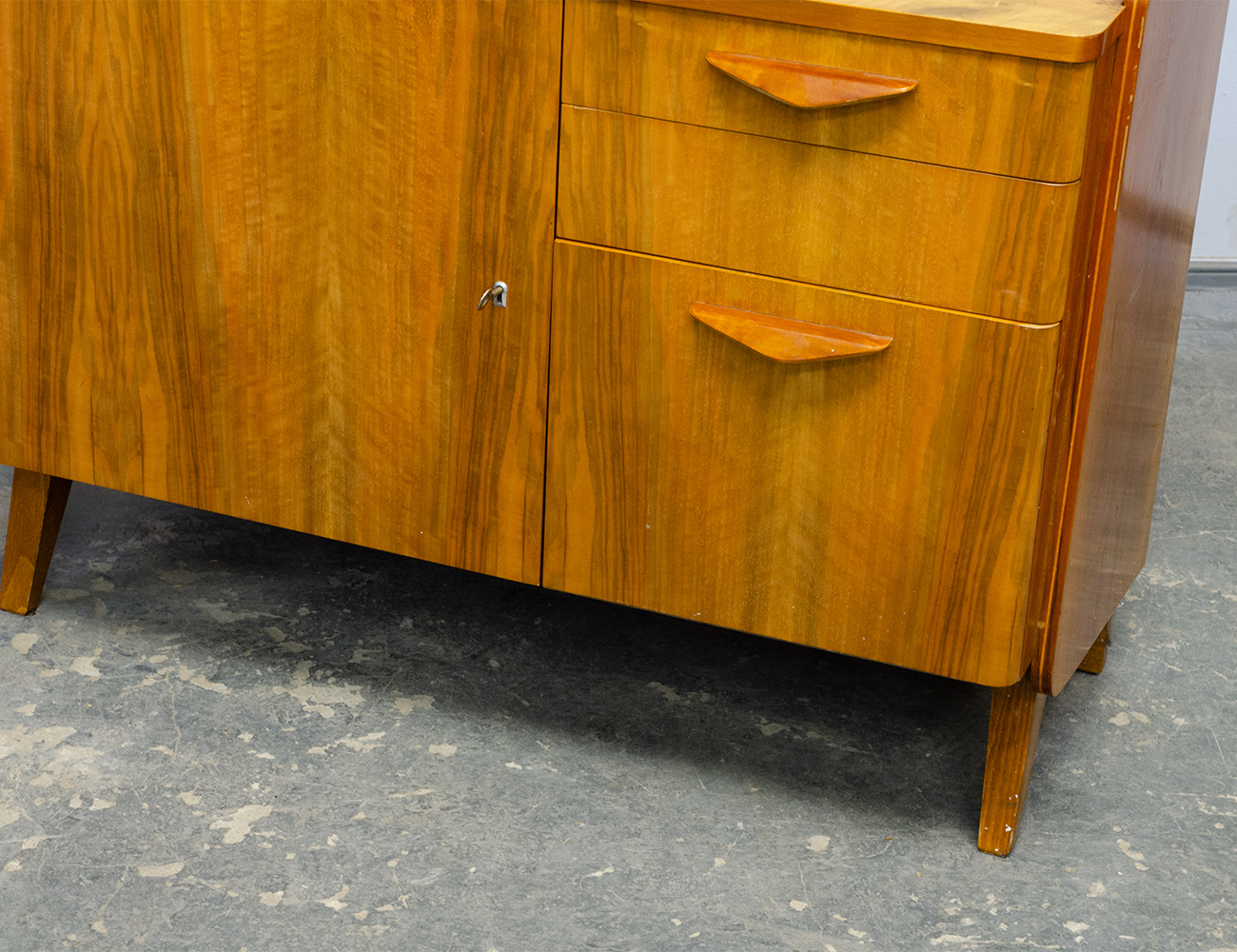 Винтажная ореховая тумба для проигрывателя, Tatra