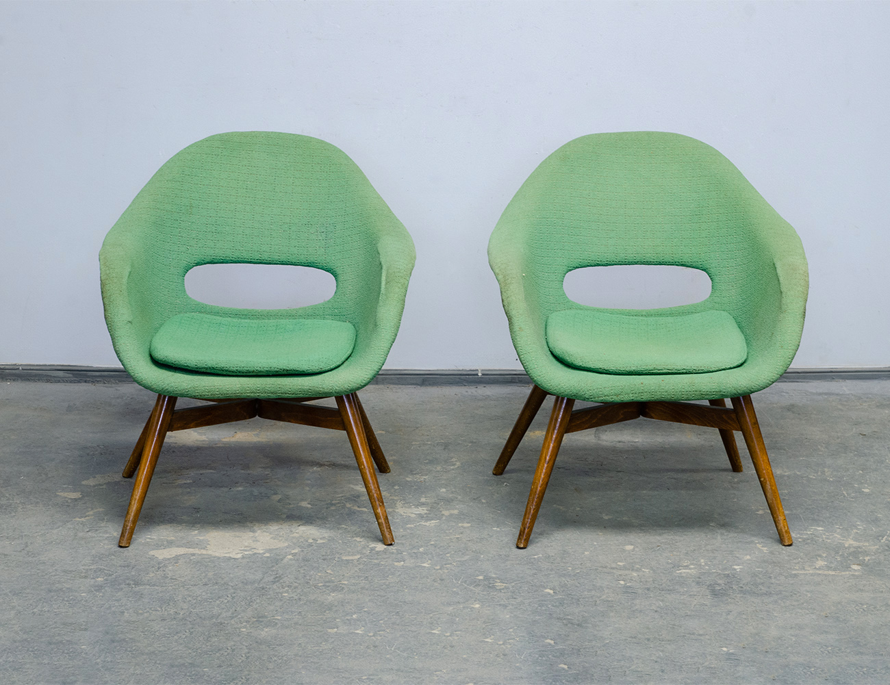 Пара винтажных кресел-ракушек Miroslav Navrátil