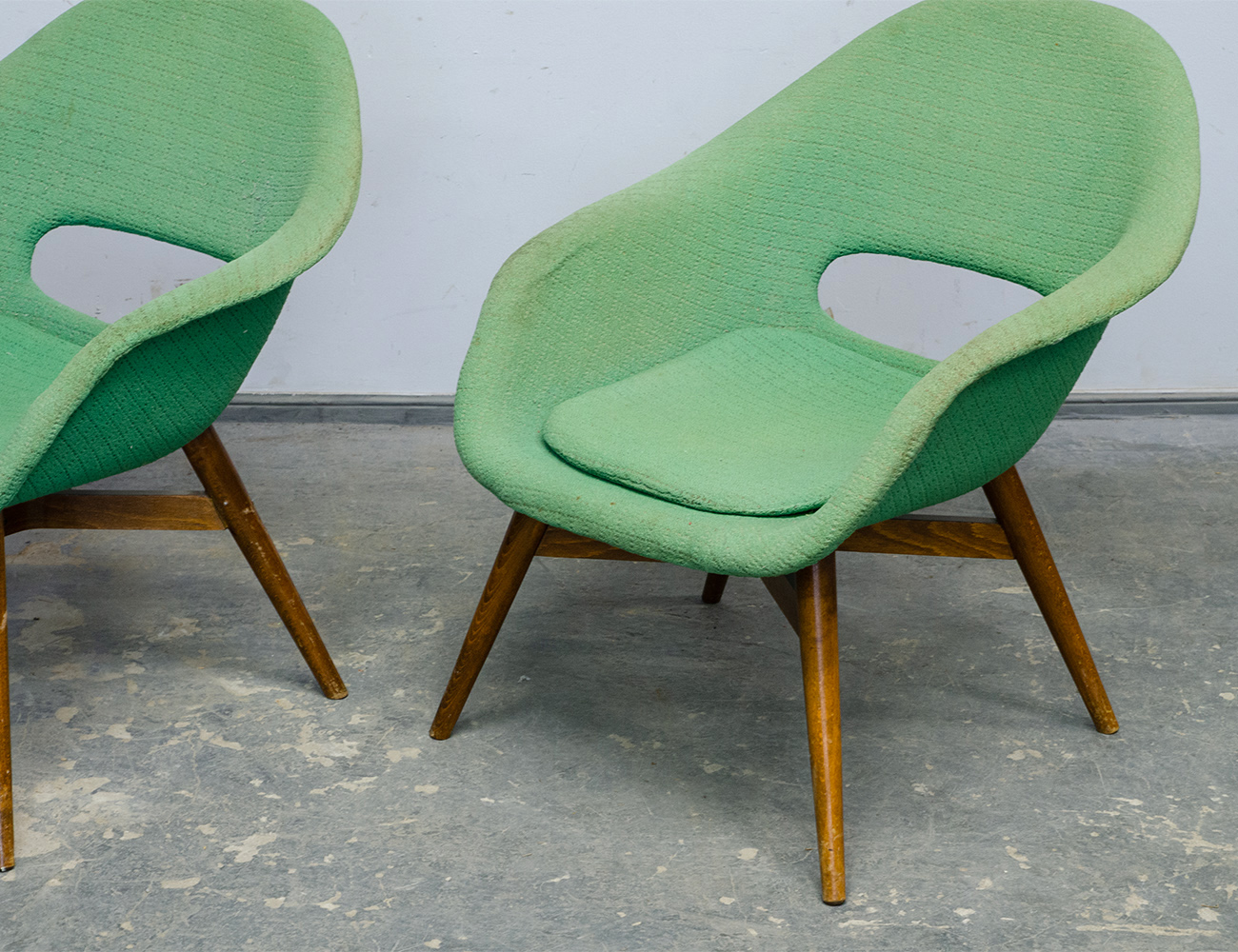 Пара винтажных кресел-ракушек Miroslav Navrátil