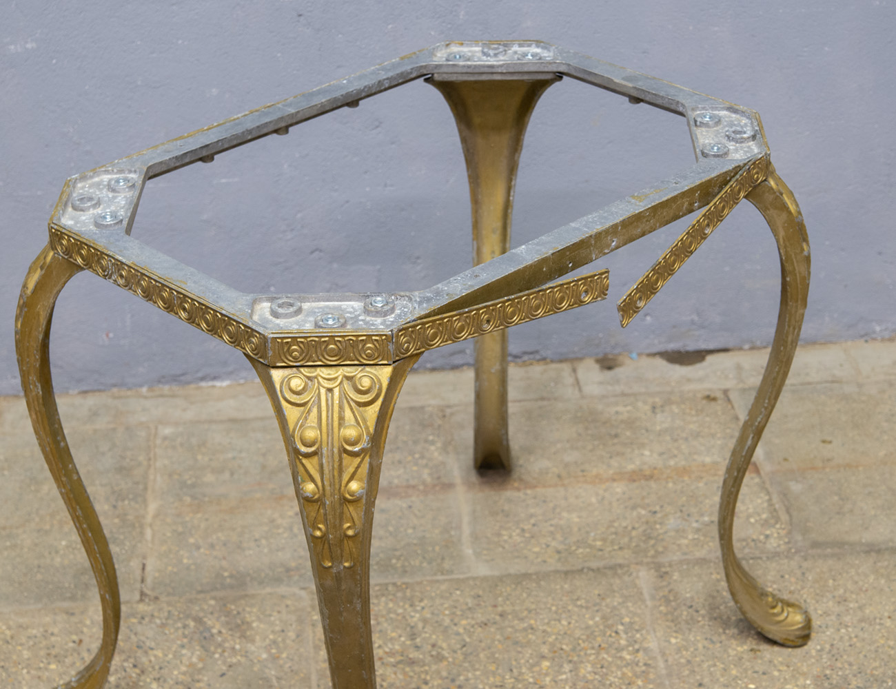 Винтажный металлический столик