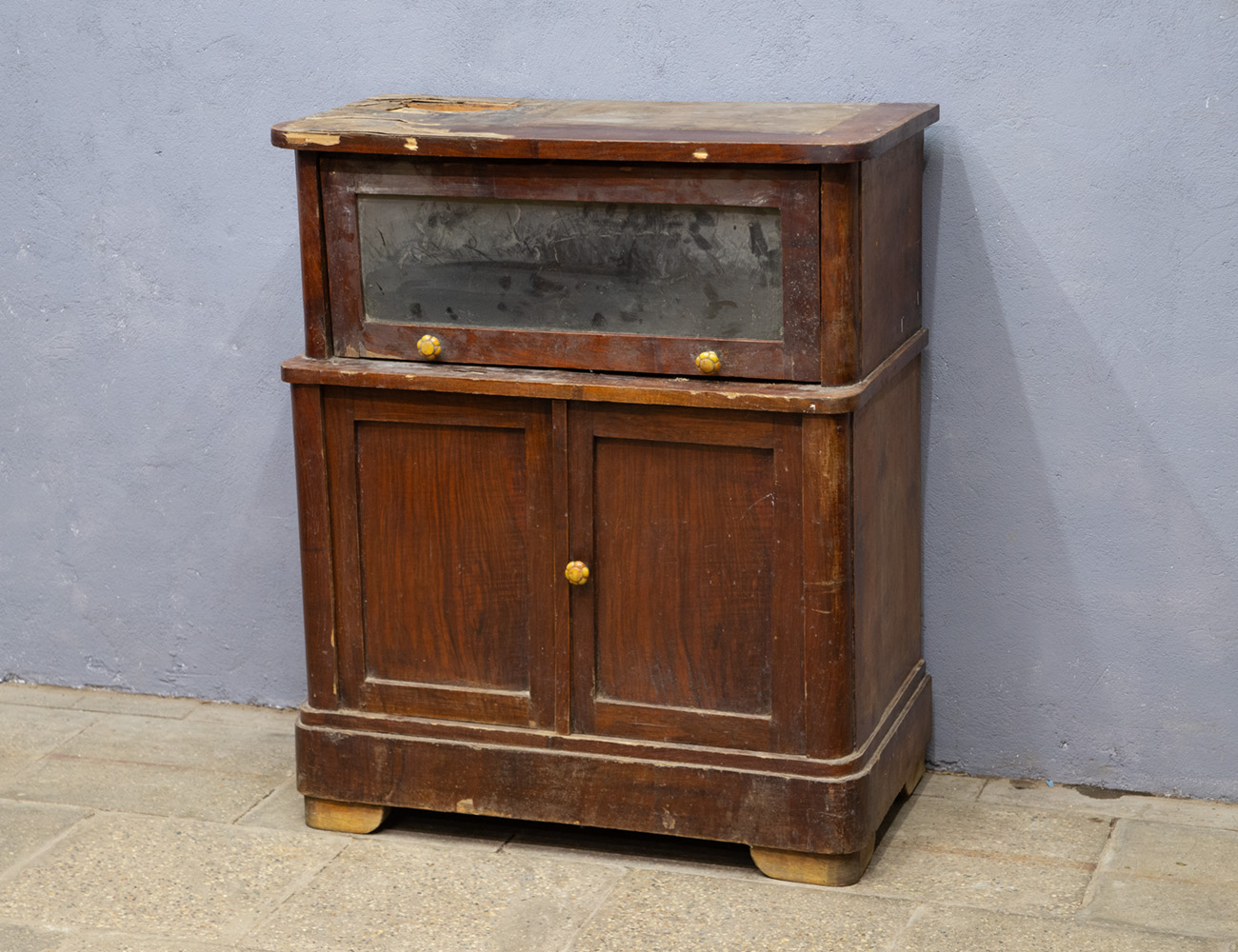 Старинная тумба