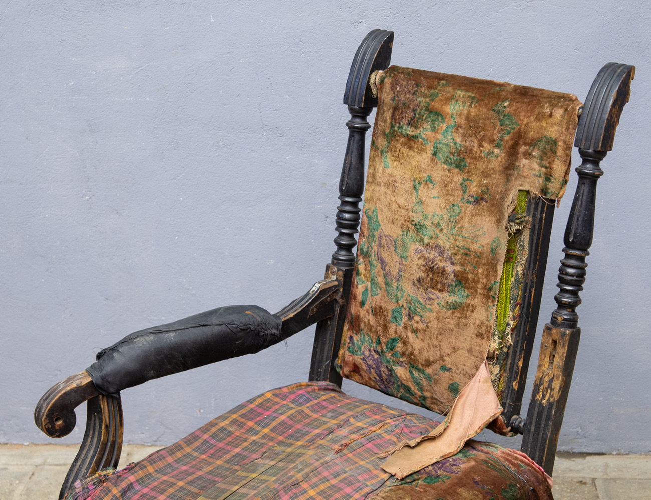 Старинное кресло