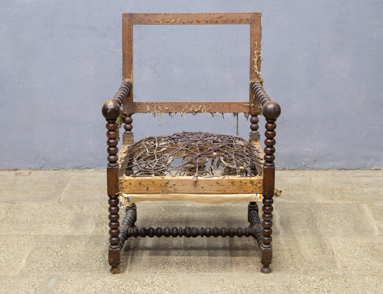 Антикварное кресло 19 века