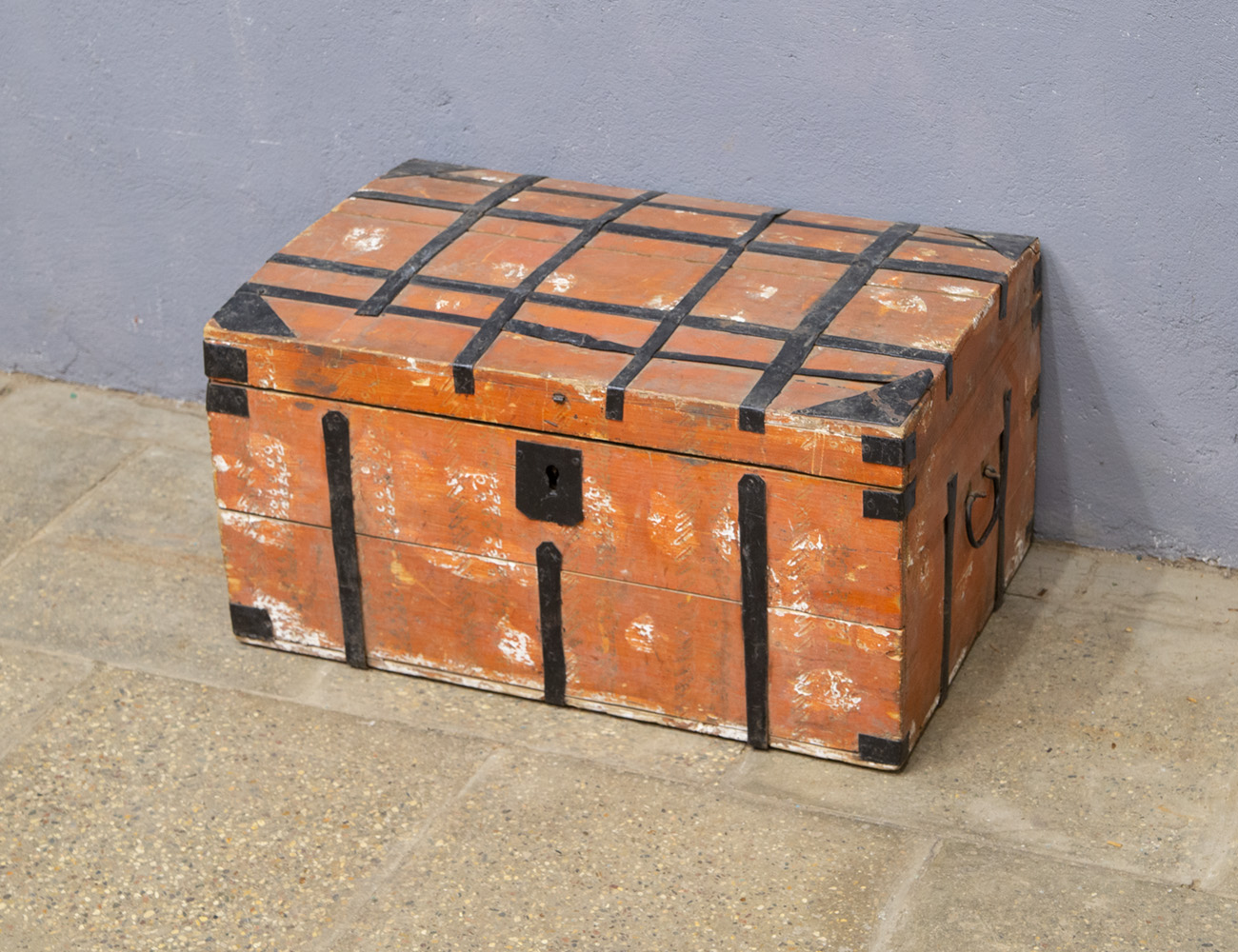 Старинный небольшой сундук