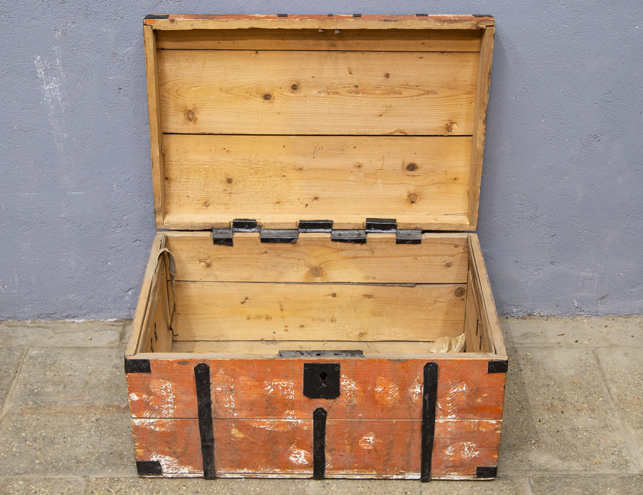 Старинный небольшой сундук