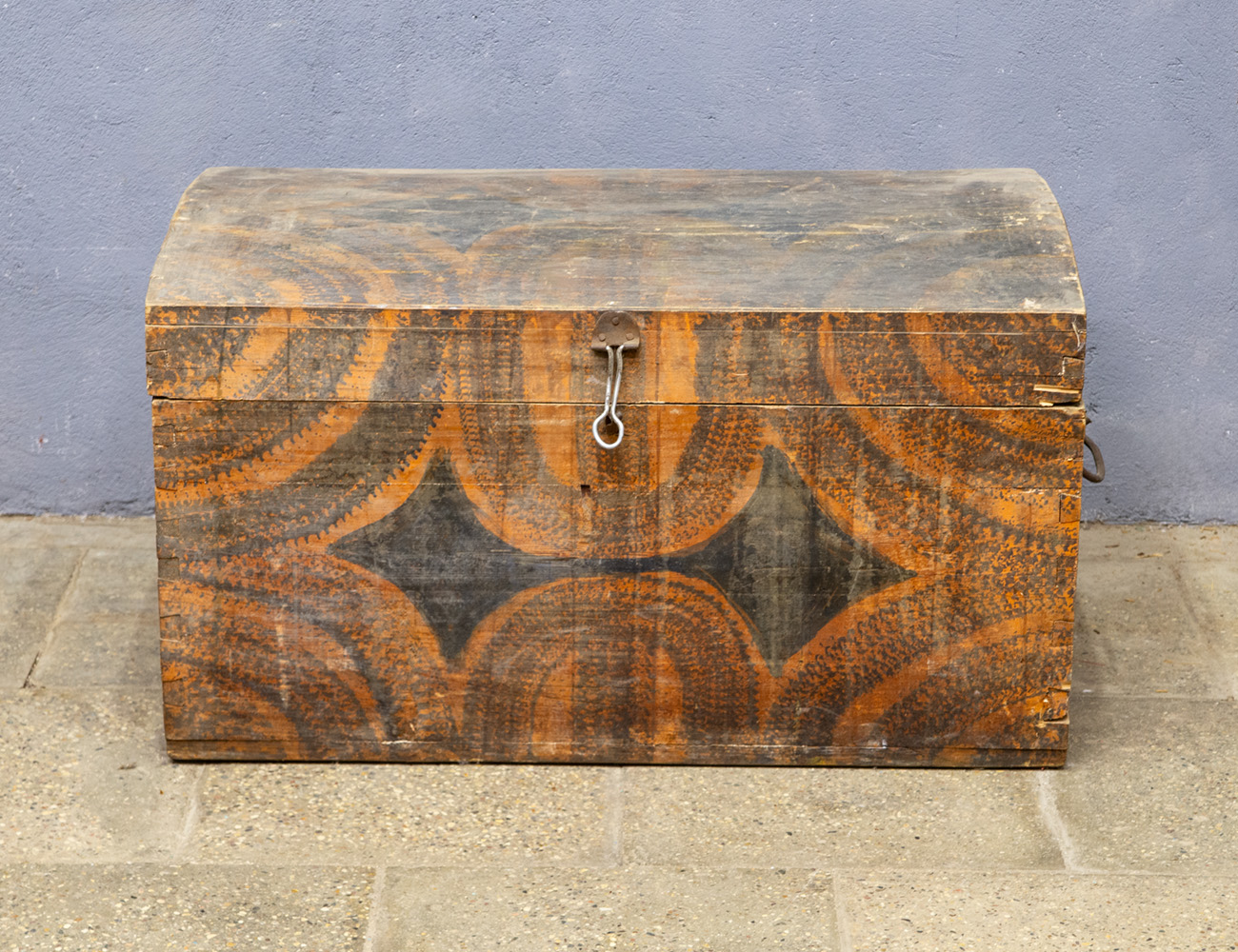 Старинный расписной сундук