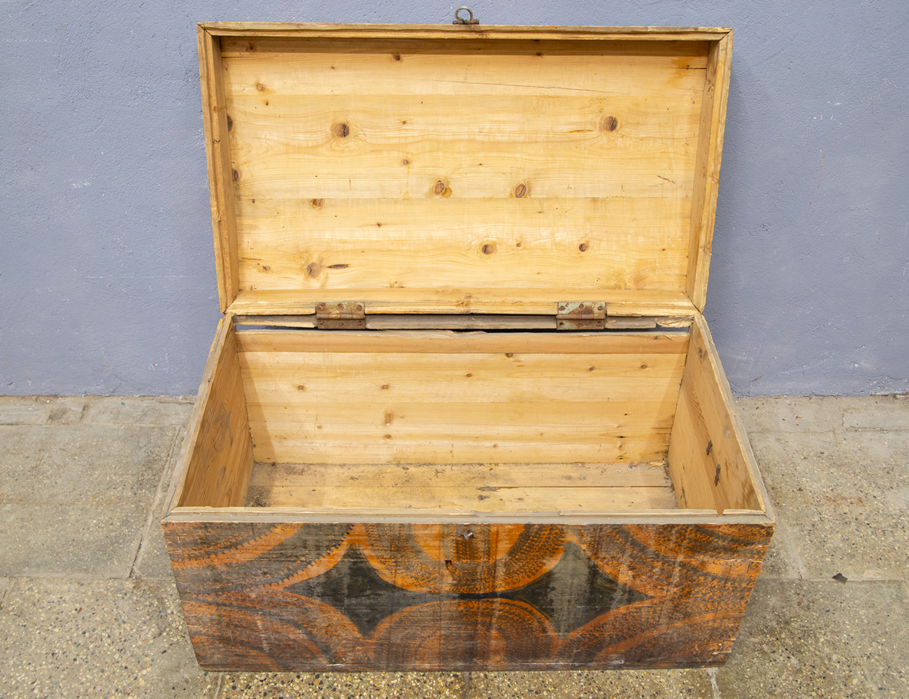 Старинный расписной сундук