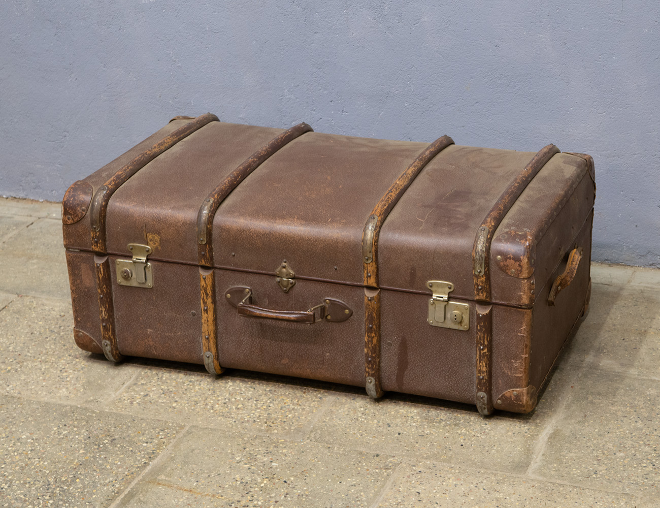 Большой старинный дорожный чемодан