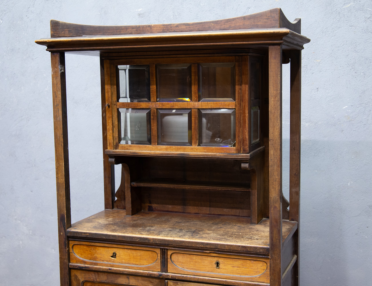 Антикварный поставец в стиле модерн