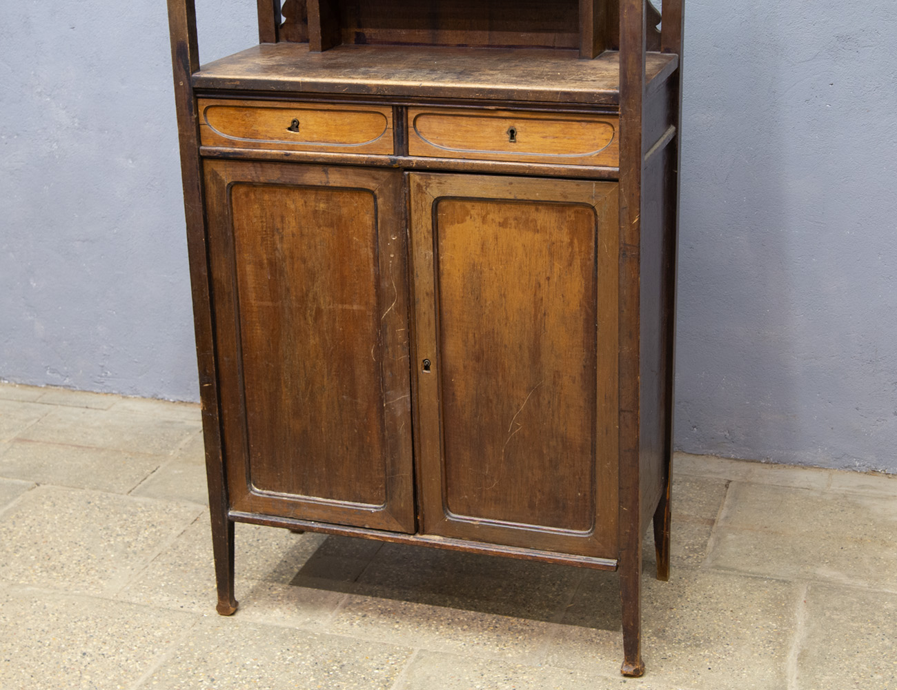 Антикварный поставец в стиле модерн