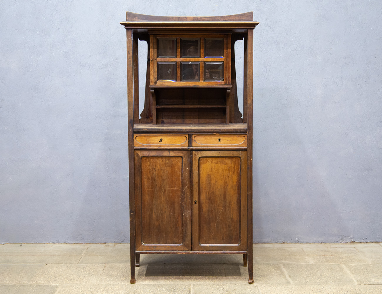 Антикварный поставец в стиле модерн