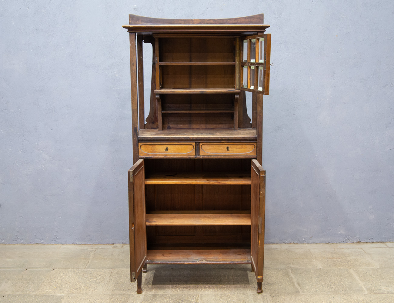 Антикварный поставец в стиле модерн