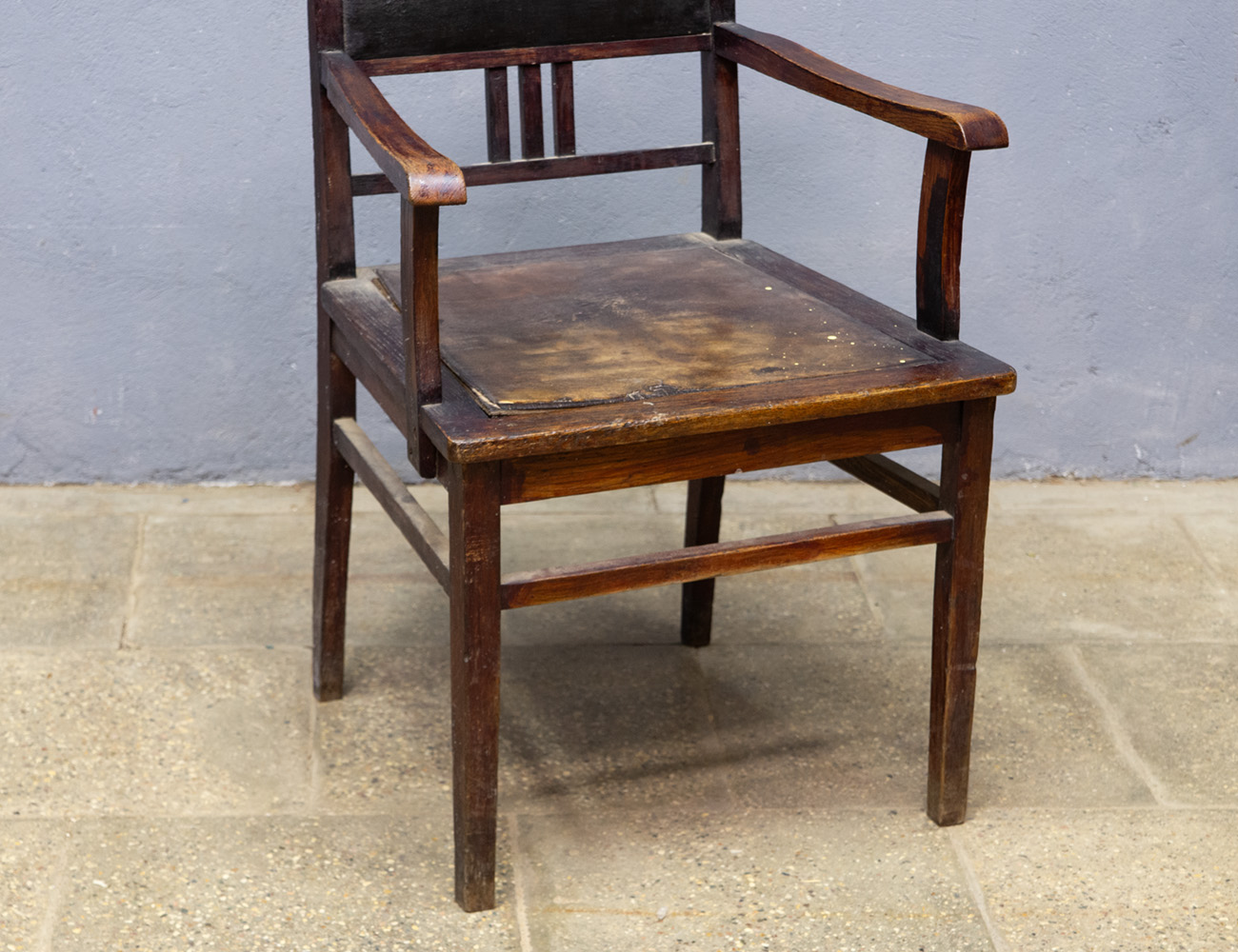 Старинное дубовое рабочее кресло