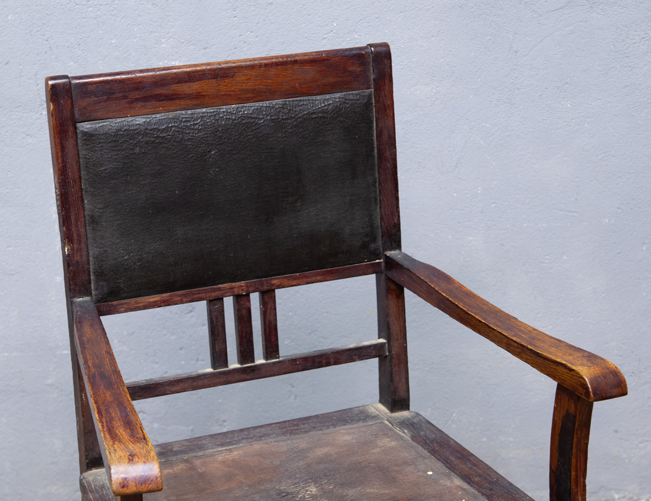 Старинное дубовое рабочее кресло