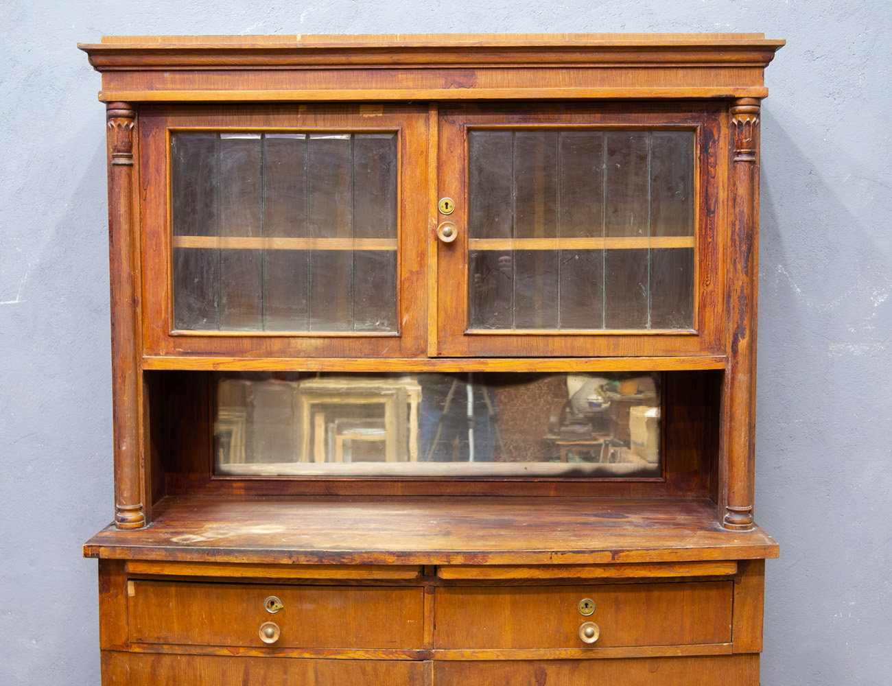 Старинный дубовый буфет