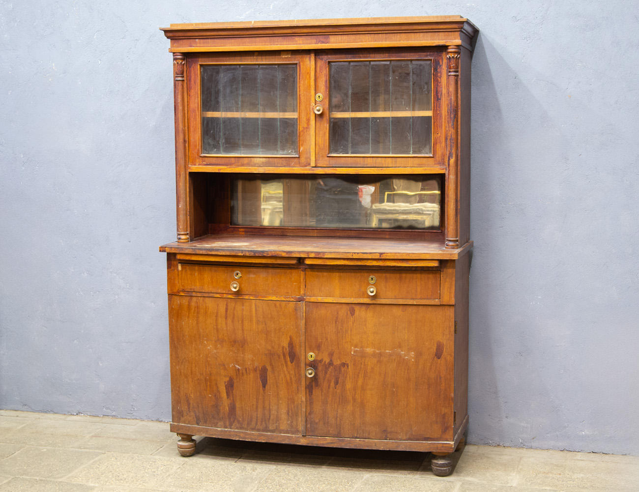 Старинный дубовый буфет