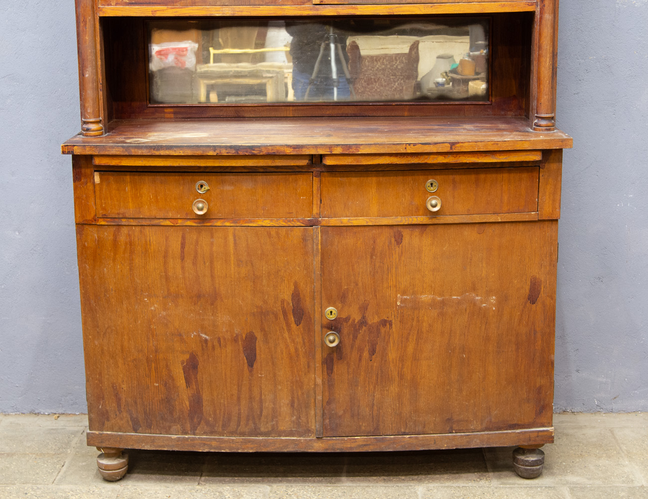 Старинный дубовый буфет