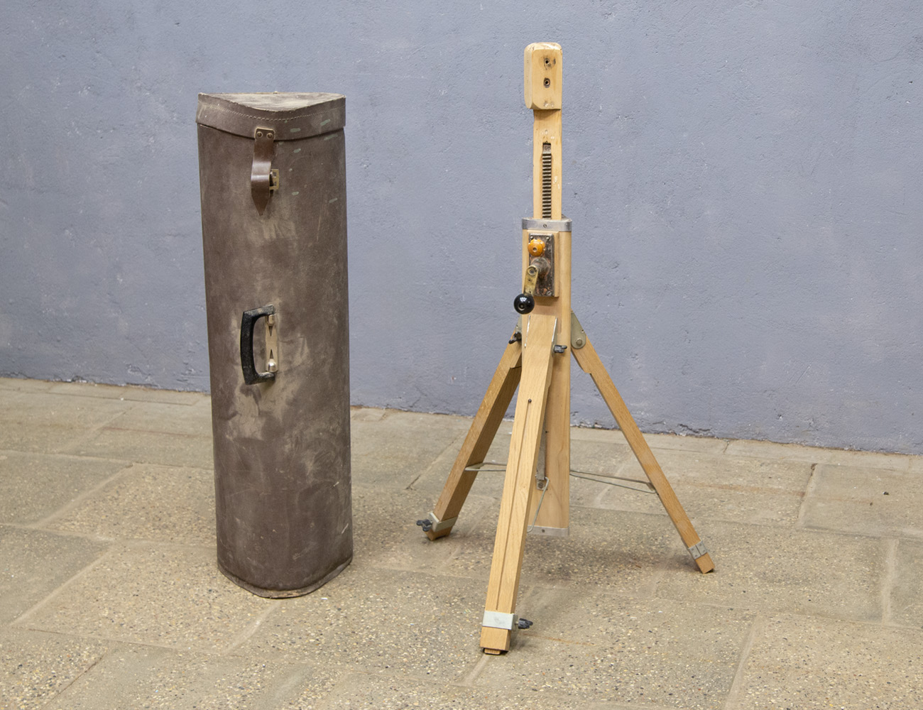 Старинный штатив к фотоаппарату