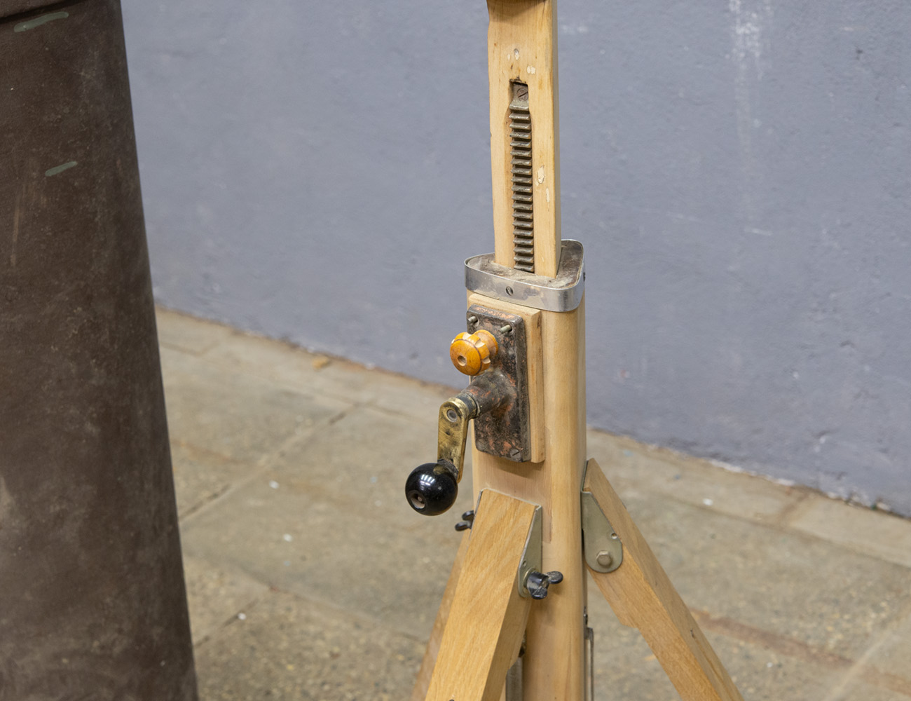 Старинный штатив к фотоаппарату