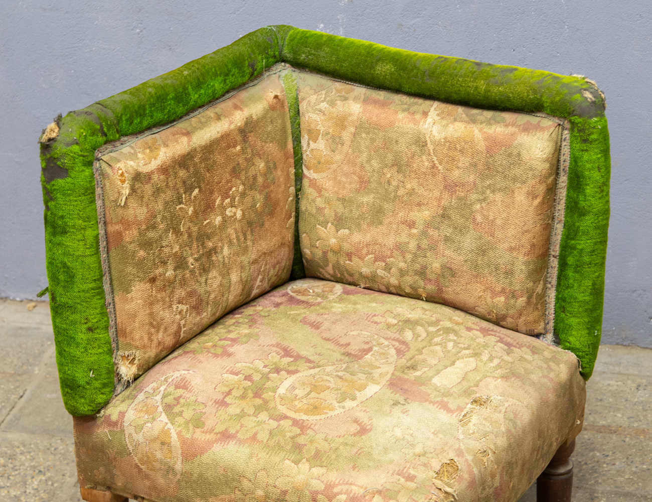 Антикварное угловое кутаное кресло