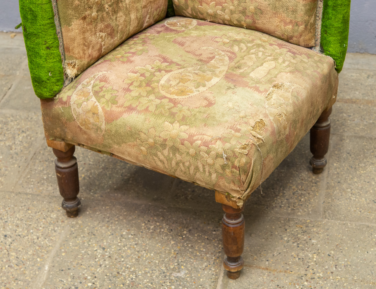 Антикварное угловое кутаное кресло