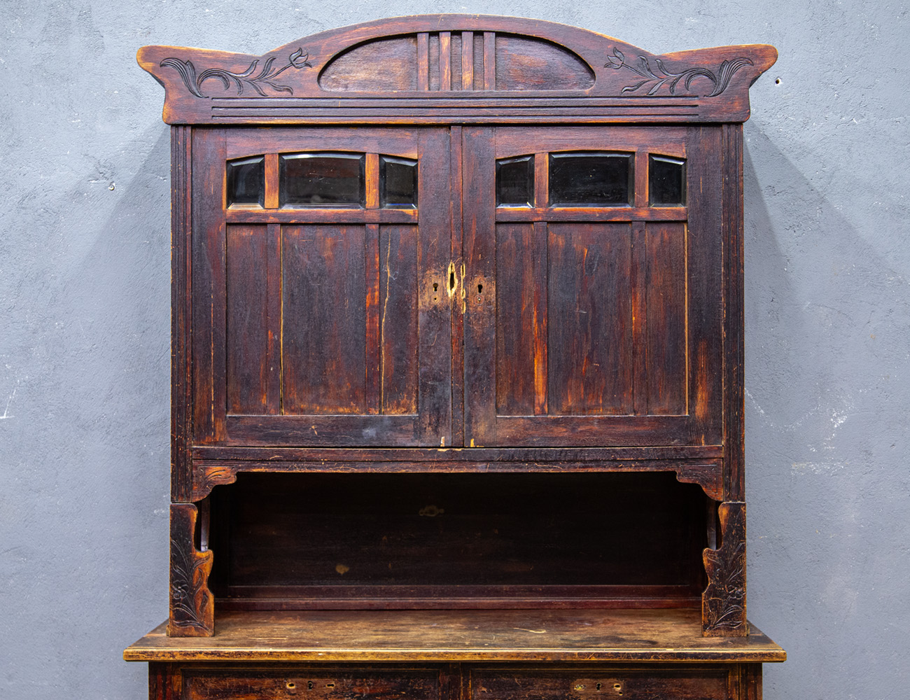 Антикварный дубовый буфет в стиле модерн