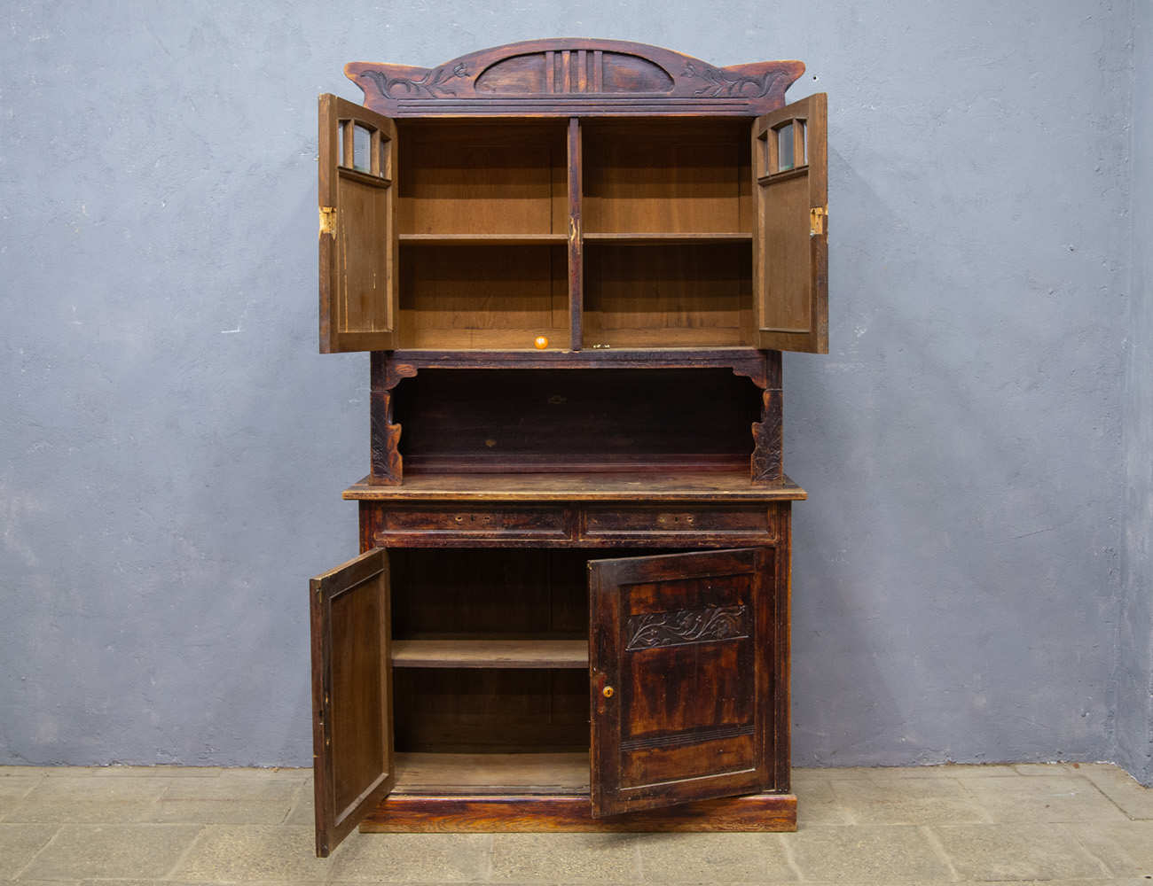 Антикварный дубовый буфет в стиле модерн