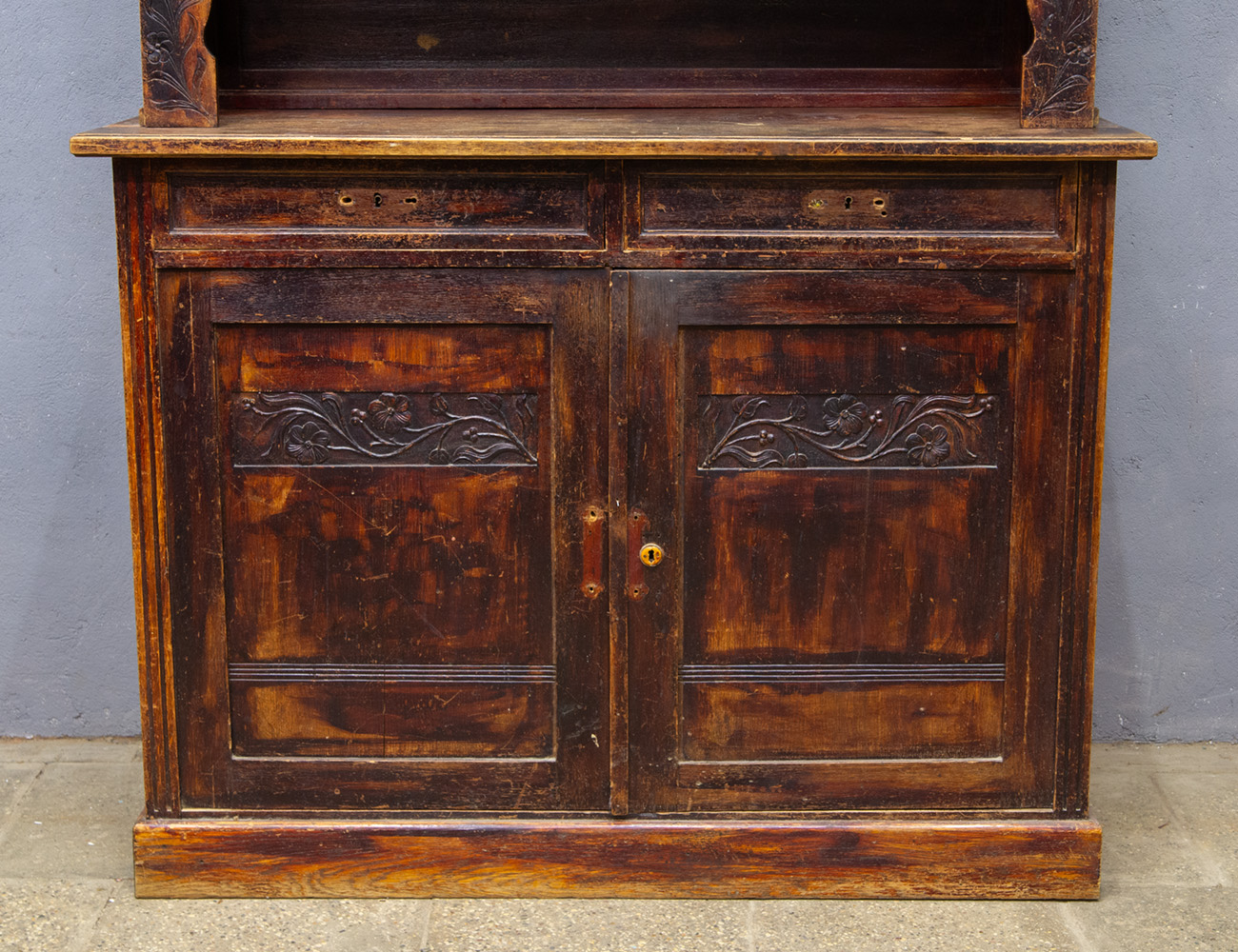 Антикварный дубовый буфет в стиле модерн