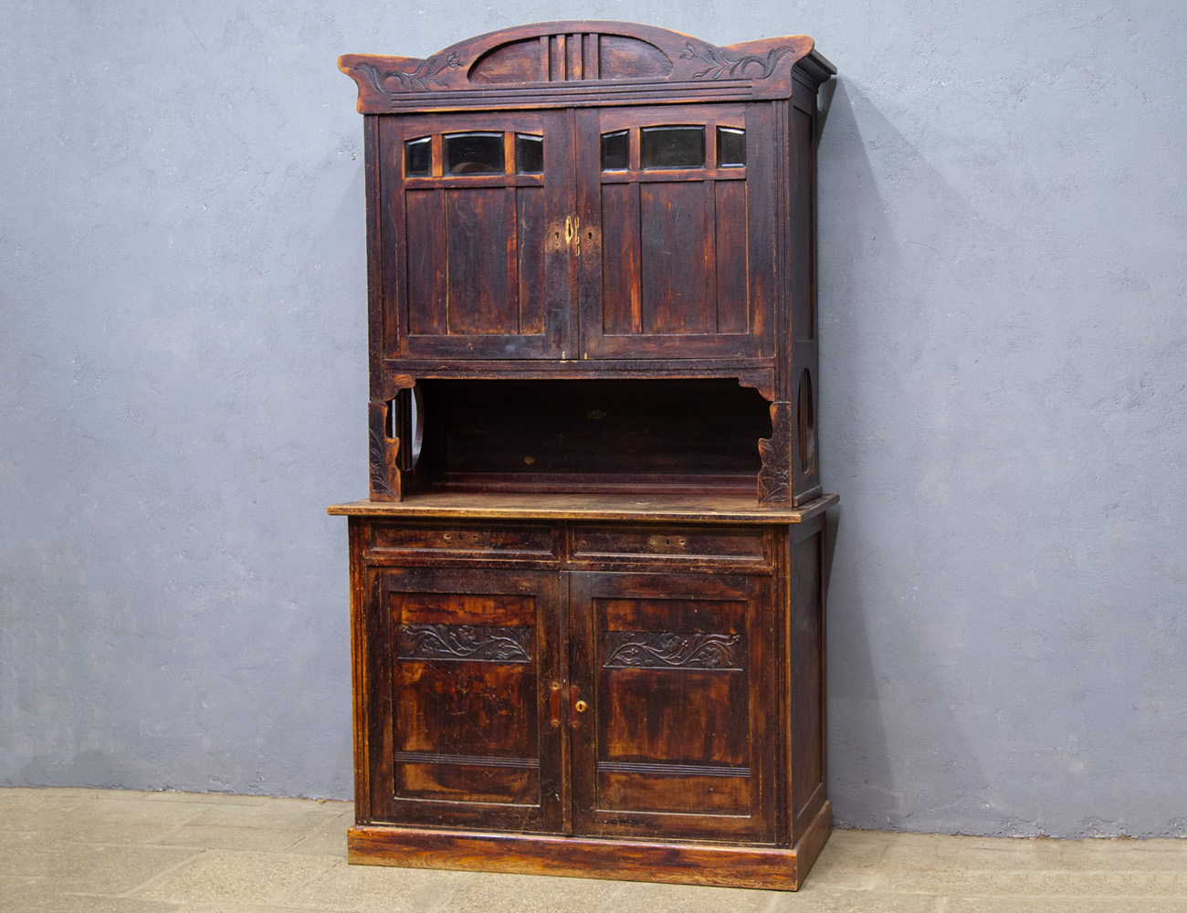 Антикварный дубовый буфет в стиле модерн