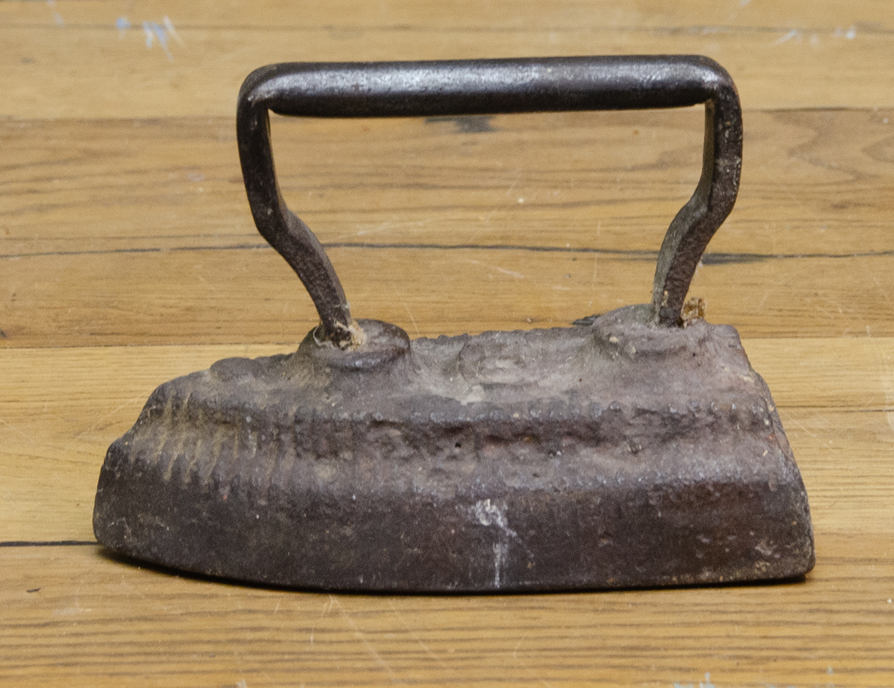 Старинный чугунный утюг