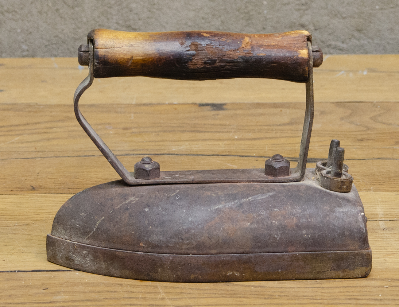 Старинный чугунный утюг