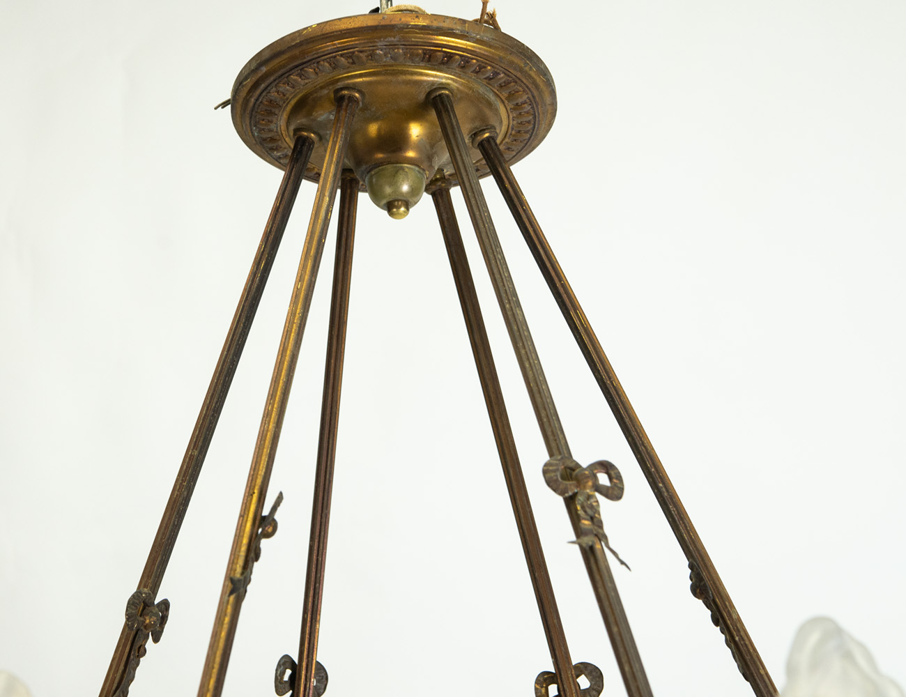 Антикварная люстра в стиле классицизм