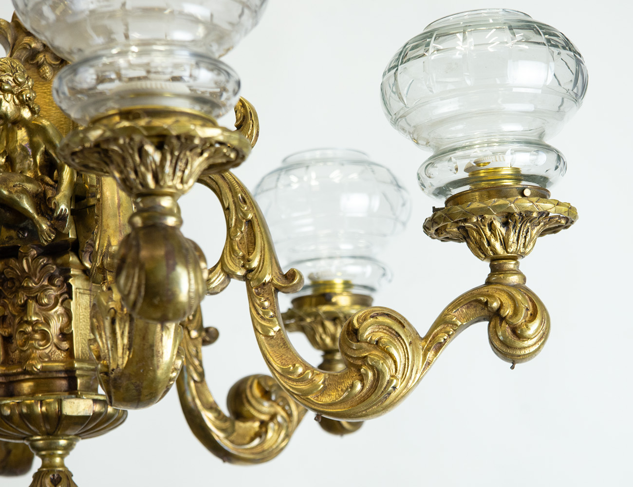 Антикварная бронзовая люстра с путти